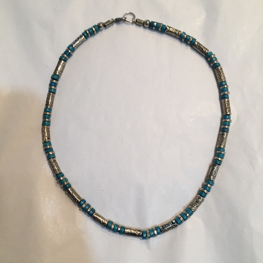 ♦️5/$5♦️Silver & turquoise beaded necklace